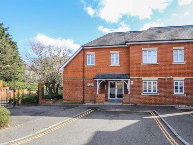 Flat for sale in Navestock Side, Essex