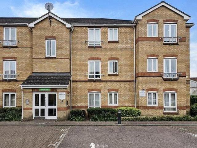 Flat for sale in London Borough of Hounslow, Greater London