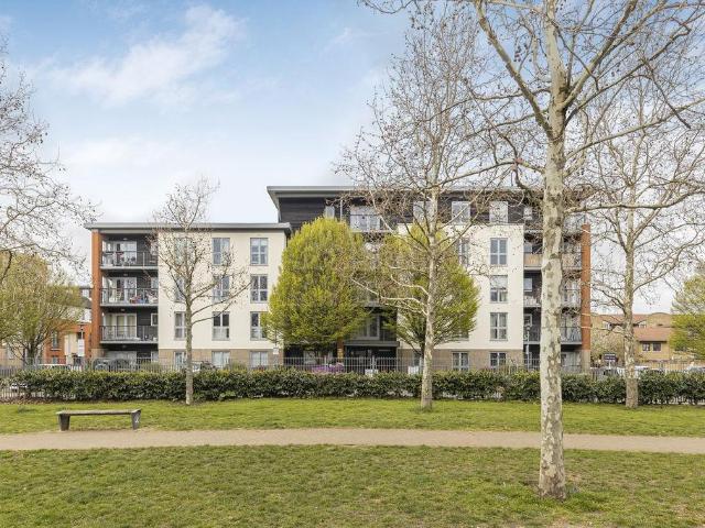Flat for sale in Old Ford, Bow