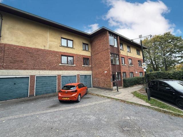 Flat for sale in Leagrave, Luton