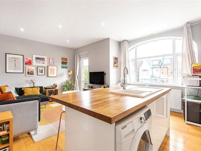Flat for sale in Furzedown, Greater London