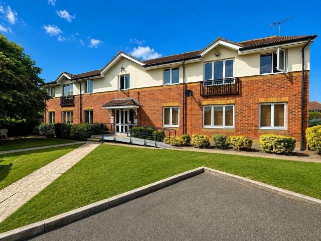 Flat for sale in London Borough of Hounslow, Feltham