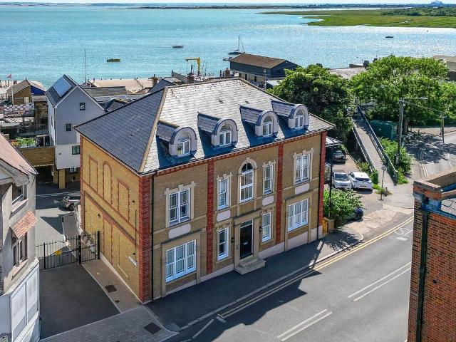 Flat for sale in Alton Barnes, Essex