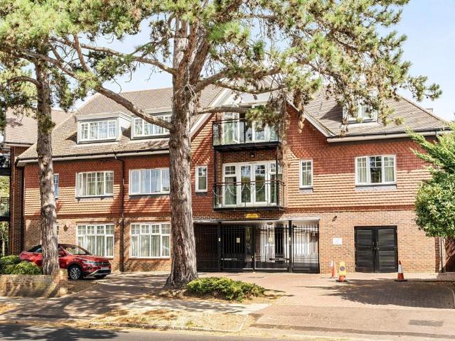 Flat for sale in Pinner, Greater London
