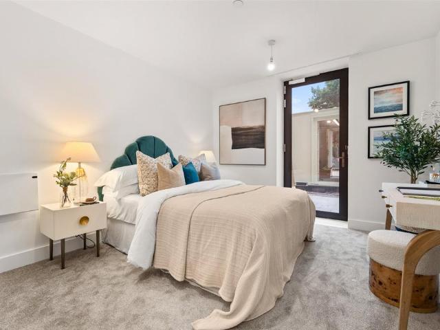 Flat for sale in Emmbrook, Wokingham