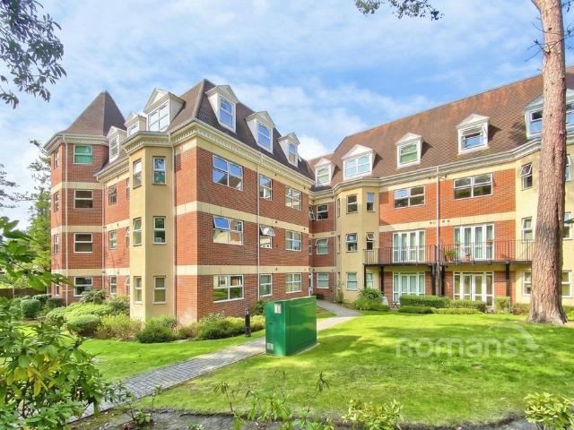 Flat for sale in Heol-las, Surrey