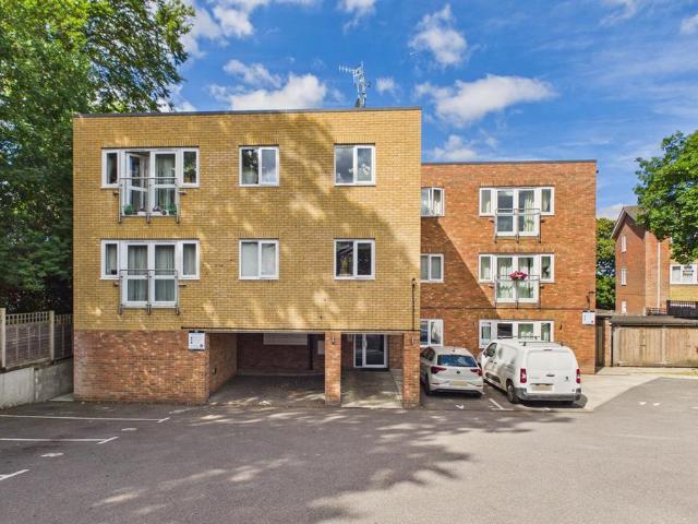 Flat for sale in Bennetts End, Pouchen End