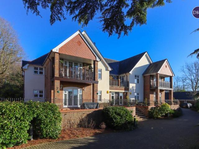 Flat for sale in Heronsgate, Batchworth