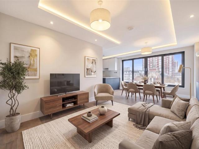 Flat for sale in Shepherd's Bush, Greater London