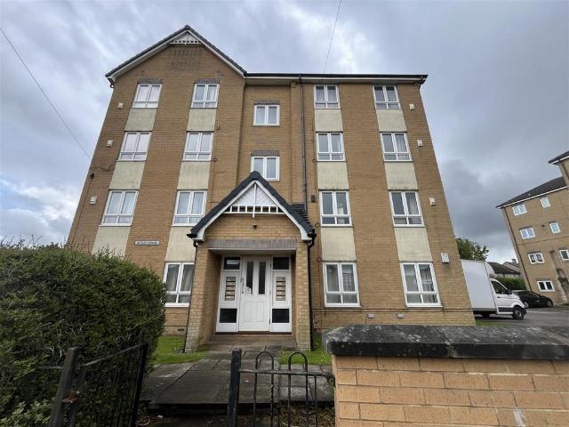 Flat for sale in West Yorkshire