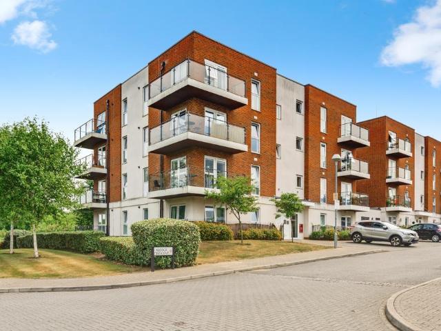 Flat for sale in Barnes Cray, Greater London