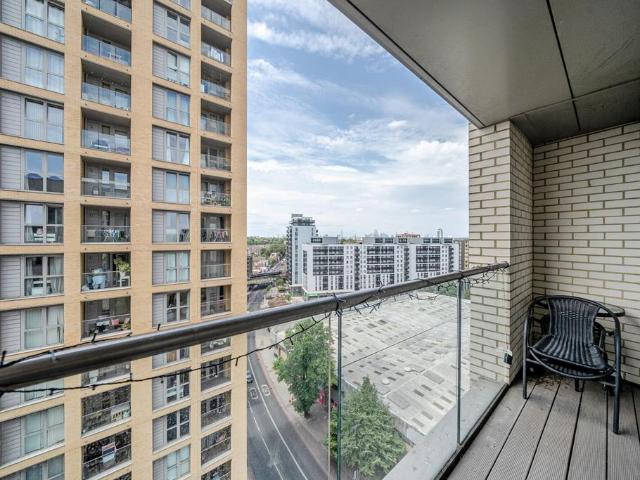 Flat for sale in London Borough of Lewisham, Ladywell