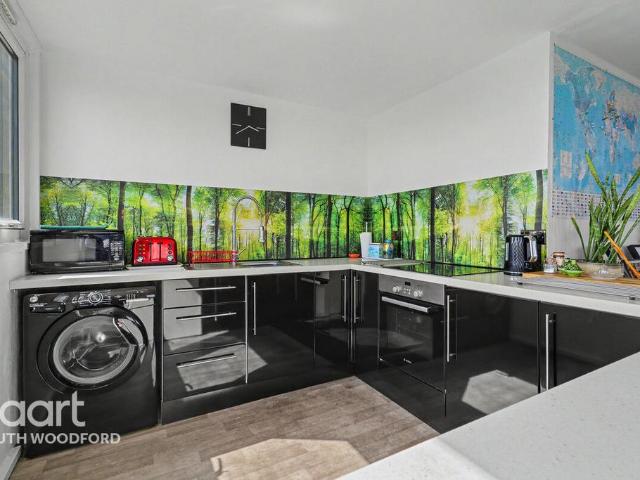 Flat for sale in Woodford, Greater London