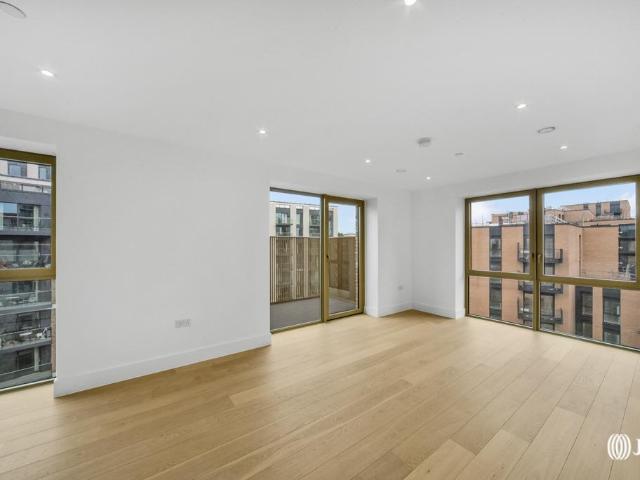 Flat for sale in London Borough of Hounslow, Strand