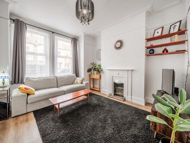 Flat for sale in Furzedown, Greater London