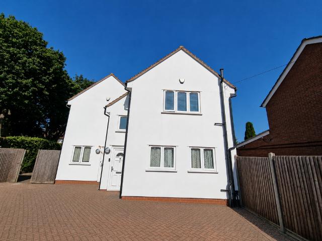 Flat for sale in Wealdstone, Greater London