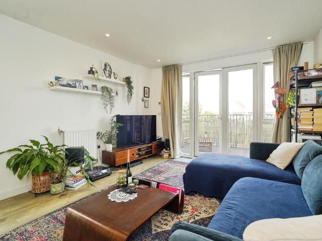 Flat for sale in London Borough of Lewisham, Forest Hill
