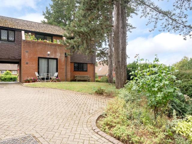 Flat for sale in Tower Hill, Pachesham Park