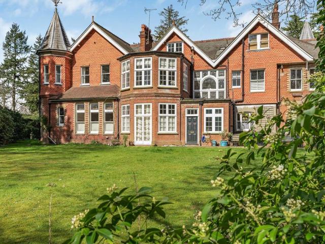 Flat for sale in Wrecclesham, Fole