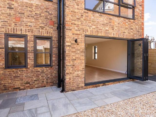 Flat for sale in Rose Hill, Pachesham Park
