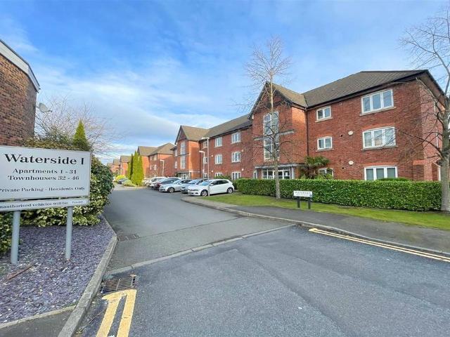 Flat for sale in Sale, Trafford