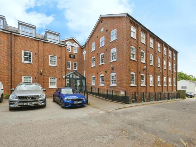 Flat for sale in Duton Hill, Essex