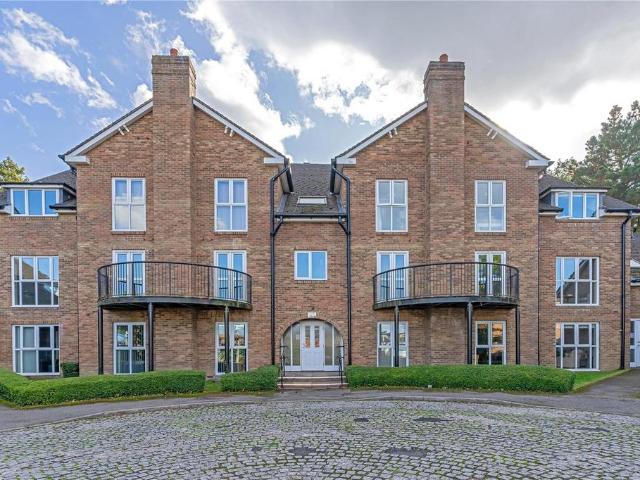 Flat for sale in Emmbrook, Wokingham