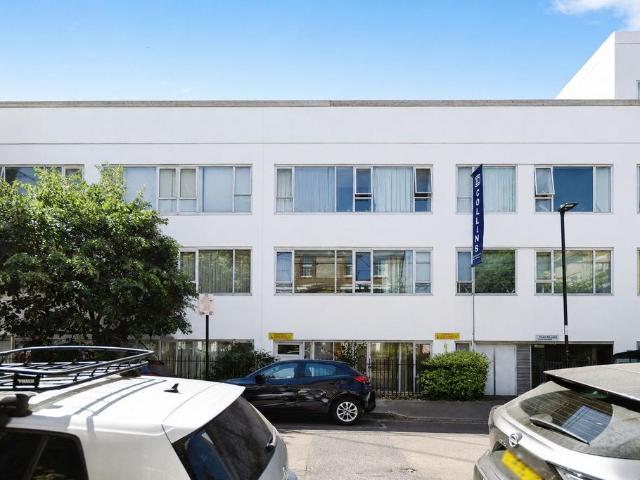 Flat for sale in Finsbury Park, Greater London