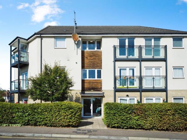 Flat for sale in Broxbourne, Hertfordshire
