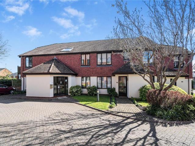 Flat for sale in Hart, Hampshire