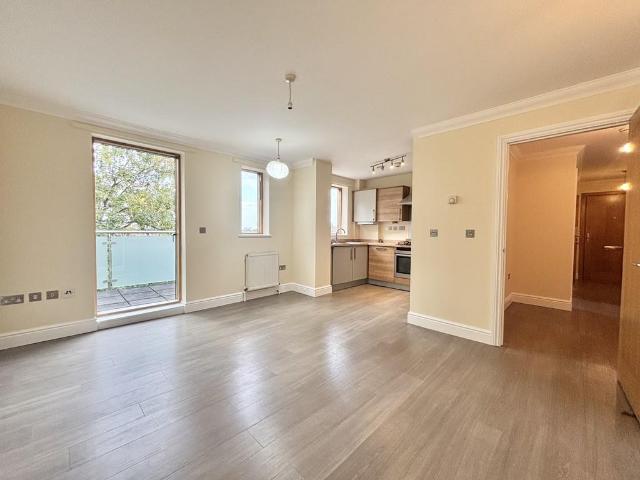 Flat for sale in London Borough of Croydon, Purley