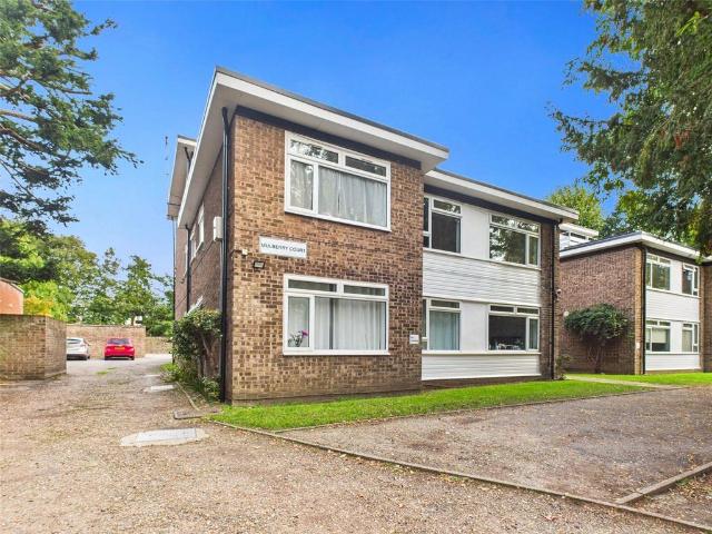 Flat for sale in Strawberry Hill, Greater London