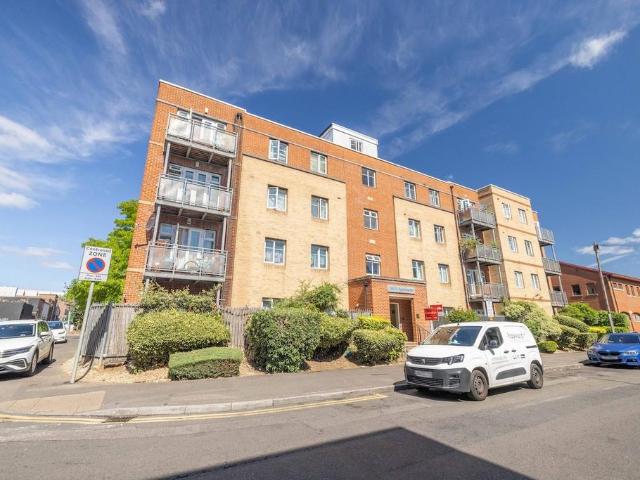 Flat for sale in Slough