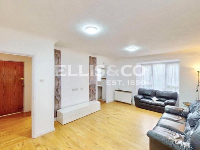 Flat for sale in London Borough of Ealing, Greater London