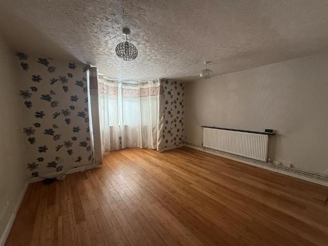 Flat for sale in Pilgrims' Hatch, Navestock Side
