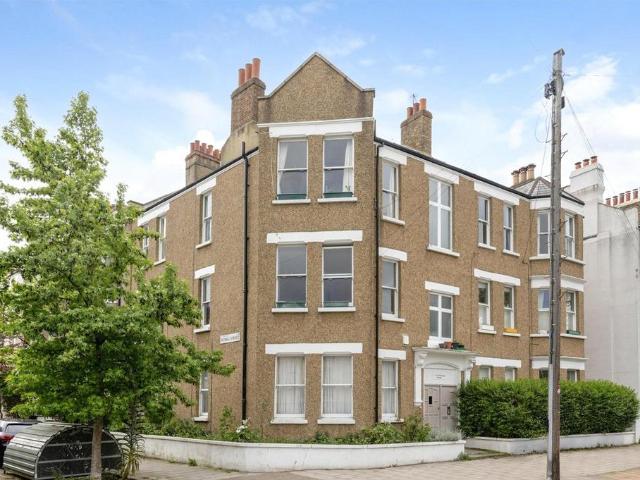 Flat for sale in Stockwell Park, Greater London