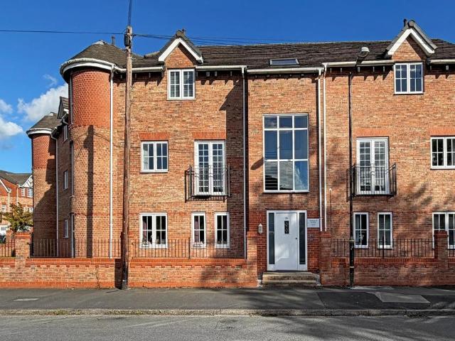 Flat for sale in Altrincham, Trafford