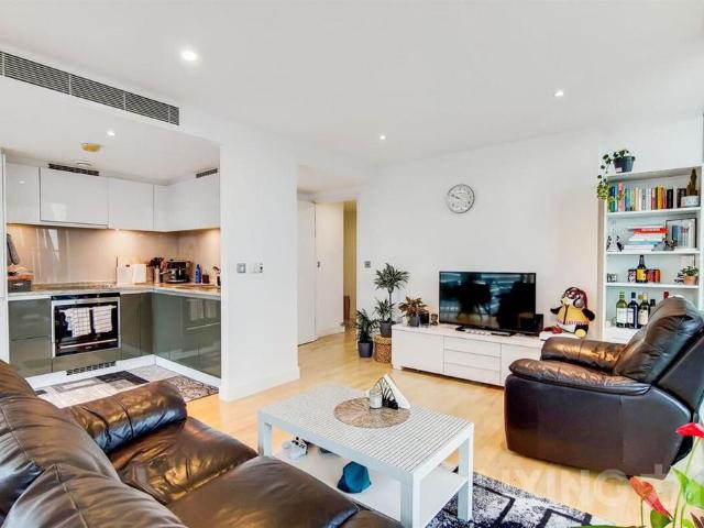Flat for sale in Canary Wharf, Greater London