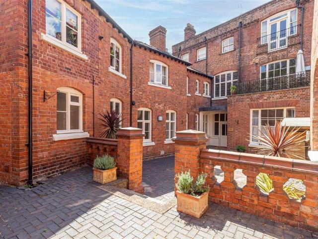 Flat for sale in Red Hill, Worcestershire