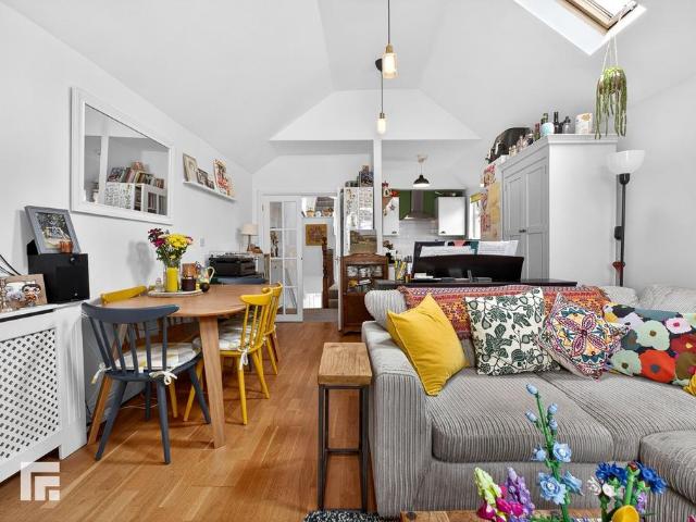 Flat for sale in Canton, Cardiff