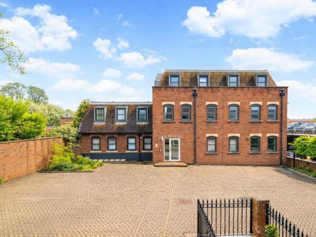 Flat for sale in Hatching Green, Five Acres