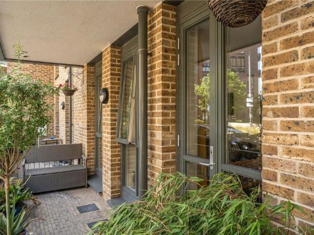 Flat for sale in Bromley-by-Bow, Mile End