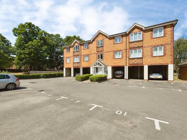 Flat for sale in Fleet, Hart