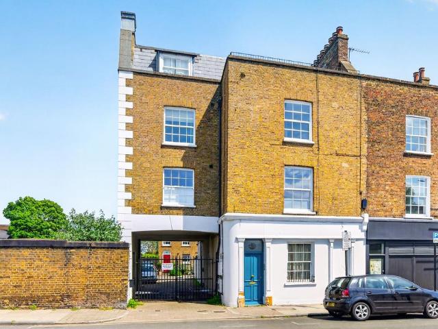 Flat for sale in London Borough of Islington, Greater London