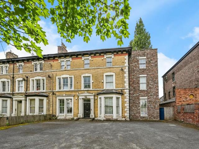 Flat for sale in Calderstones