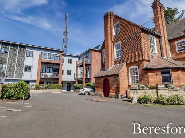 Flat for sale in Pilgrims' Hatch, Navestock Side