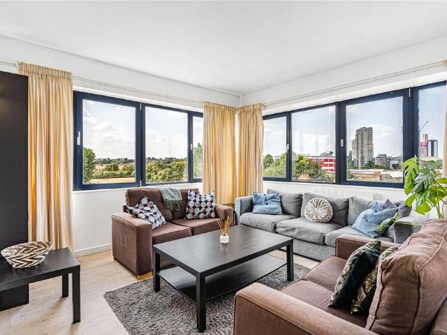 Flat for sale in Earlsfield, Greater London