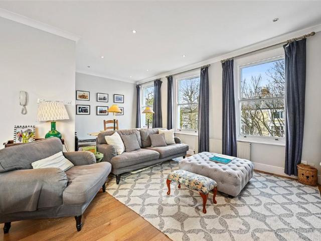 Flat for sale in Shepherd's Bush, Greater London