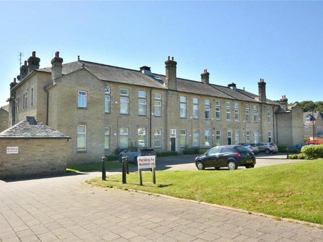 Flat for sale in Tranmere Park, West Yorkshire