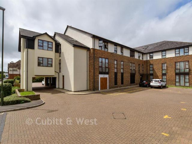 Flat for sale in Horsham, West Sussex